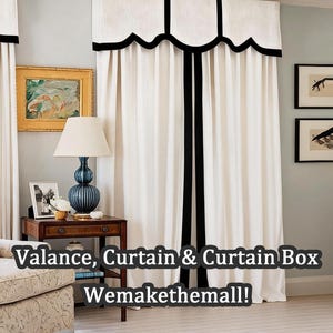 Op de afbeelding: Off-white gordijnen met een geschulpte volant met zwarte rand en een centrale zwarte verticale streep. De tekst "Valance, Curtain & Curtain Box Wemakethemall!" is over de afbeelding geplaatst. De gordijnen hangen aan een gordijnkoof.