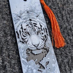 Segnalibro a forma di grande felino stampato in 3D con nappa in seta