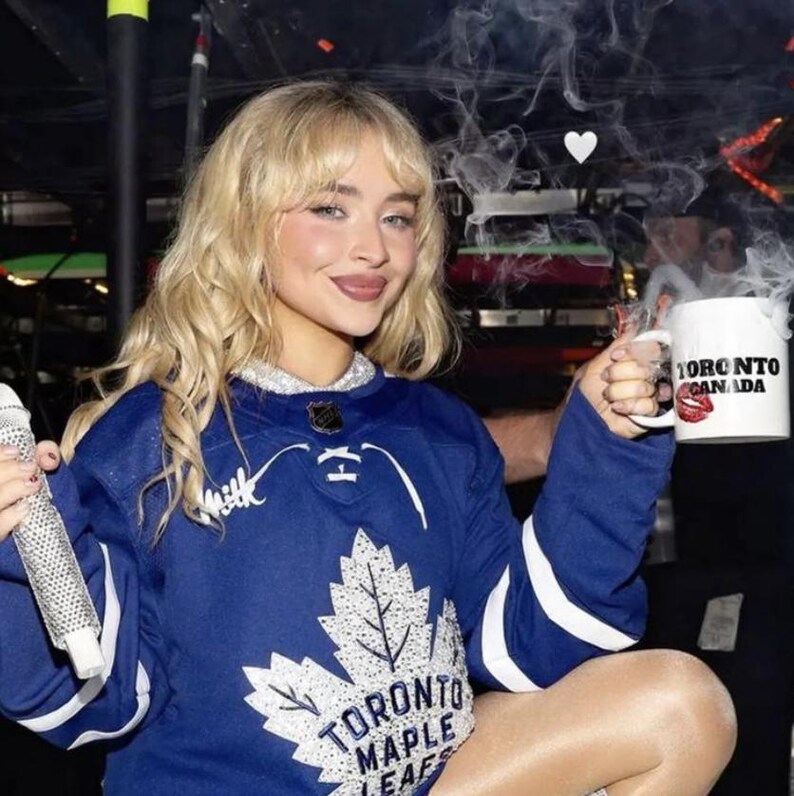 Kubek z nadrukiem Sabrina Carpenter, pamiątka z koncertu, krótka i słodka trasa, spersonalizowany kubek miejski, prezent popkulturowy dla niej, fanka, estetyczny kubek Sabrina zdjęcie 2