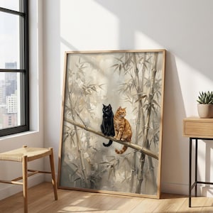 Puede incluir: Impresión artística enmarcada que muestra dos gatos posados en una rama de bambú. Uno es negro, el otro atigrado naranja. El fondo presenta una paleta de colores suaves y neutros con tallos y hojas de bambú.