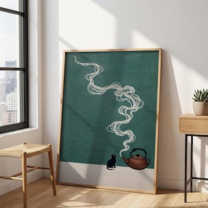 Könnte beinhalten: Ein gerahmter vertikaler Wandkunstdruck mit dunkelgrünem Hintergrund und weißer horizontaler Basis. Die Illustration zeigt eine kleine schwarze Katze neben einer braunen Teekanne, aus der eine lange, geschwungene weiße Dampflinie aufsteigt.