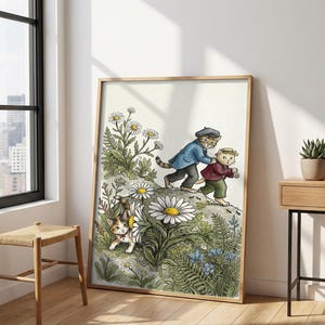 Puede incluir: Una impresión artística enmarcada con una ilustración caprichosa de gatos en un jardín. Dos gatos caminan por una colina, mientras que un tercero está entre las margaritas. La obra de arte tiene un estilo vintage y colores suaves.