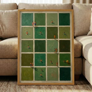 Peut inclure: Une peinture encadrée présentant une grille de vingt sections rectangulaires dans diverses nuances de vert, chacune représentant de petites silhouettes nageant ou debout dans l'eau. L'œuvre montre des individus en maillots de bain colorés.