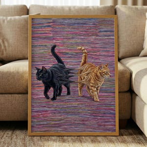 Pode incluir: Obra de arte emoldurada com dois gatos em um fundo listrado colorido. Um gato preto e um gato tigrado laranja são apresentados. A obra de arte tem um estilo artístico único com uma aparência texturizada e é emoldurada em uma moldura de madeira.