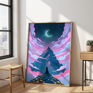 Könnte beinhalten: Ein gerahmter Kunstdruck mit einer stilisierten Berglandschaft mit einer schwarzen Katzen-Silhouette. Das Kunstwerk zeigt einen Halbmond, rosa und blaue Wolken und einen Sternenhimmel. Der Rahmen ist hellbraun.