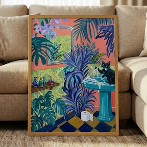 Puede incluir: Impresión artística enmarcada que representa una escena de baño vibrante. Un gato negro interactúa con un lavabo. La obra presenta exuberante follaje azul y verde, una pared color coral y un suelo a cuadros. Botellas decorativas en una estantería.