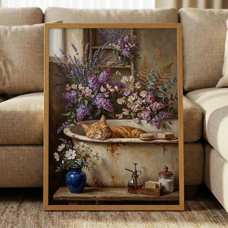 K&ouml;nnte beinhalten: Gerahmtes Gem&auml;lde, das eine schlafende rot getigerte Katze in einer Vintage-Badewanne mit Blumen zeigt. Das Kunstwerk zeigt eine blaue Vase mit wei&szlig;en Blumen, ein Regal mit Seifen und eine Glasflasche. Die Farbpalette umfasst Lila-, Gr&uuml;n- und Braunt&ouml;ne.