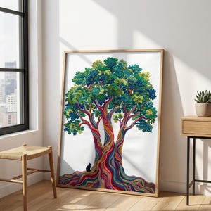 以下が含まれることがあります： カラフルな幹と緑と青の葉が茂る、鮮やかな木の額装アートプリント。小さな黒猫が木の根元に座っています。アートワークは、窓と木製のスツールのある部屋にあります。