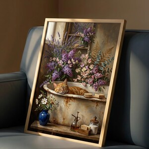 K&ouml;nnte beinhalten: Gerahmter Kunstdruck zeigt eine rot getigerte Katze, die sich in einer Vintage-Badewanne entspannt. Die Badezimmerszene ist mit lila und rosa Blumen, einer blauen Vase und einem Holzregal mit Zubeh&ouml;r geschm&uuml;ckt. Das Kunstwerk hat eine warme, einladende &Auml;sthetik.