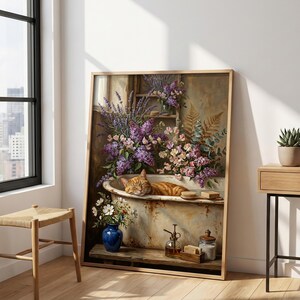 K&ouml;nnte beinhalten: Ein gerahmtes Kunstwerk zeigt eine rot getigerte Katze in einer Vintage-Badewanne, umgeben von Blumen. Das Gem&auml;lde hat eine rustikale &Auml;sthetik mit Holzrahmen, einer blauen Vase und einem kleinen Holzregal.