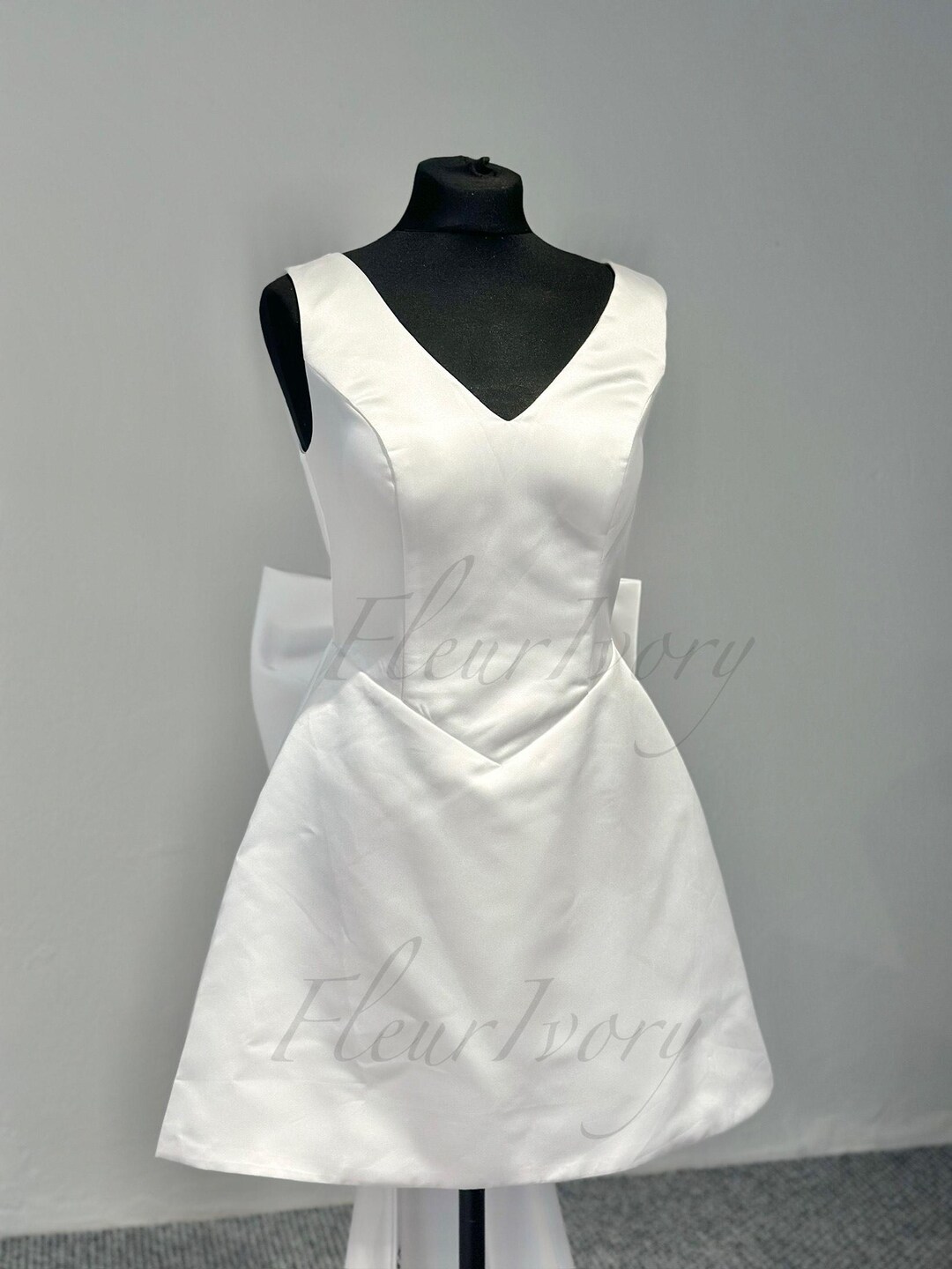 Classic White Mini Short Wedding Dress with a Bow Waist for a Feminine and Playful Look