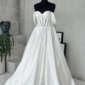 READY ship Elegant Off-Shoulder Corset Wedding Dress Satin Ball Gown Modern Structured Bodice Wedding Dress Romantic A-Line Wedding Dress