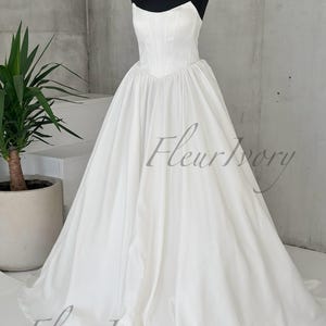 Abito da sposa senza spalline Abito da sposa con vita basca Abito da sposa classico Abito da sposa modesto Abito da sposa con vita scesa Abito da ballo
