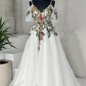 フラッタースリーブのウェディングドレス、刺繍入りのカラフルなブライダルガウン、ガーデンドレス、花柄のウェディングレースの妖精ブライダルドレス、花付き