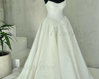 Satijnen strapless baljurk trouwjurk: baskische taille