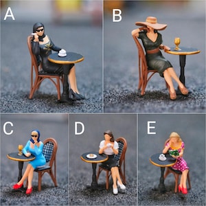 Miniatur Figur Retro Mädchen im Cafe Maßstab 1/64 oder 1/87 für Diecast und Diorama