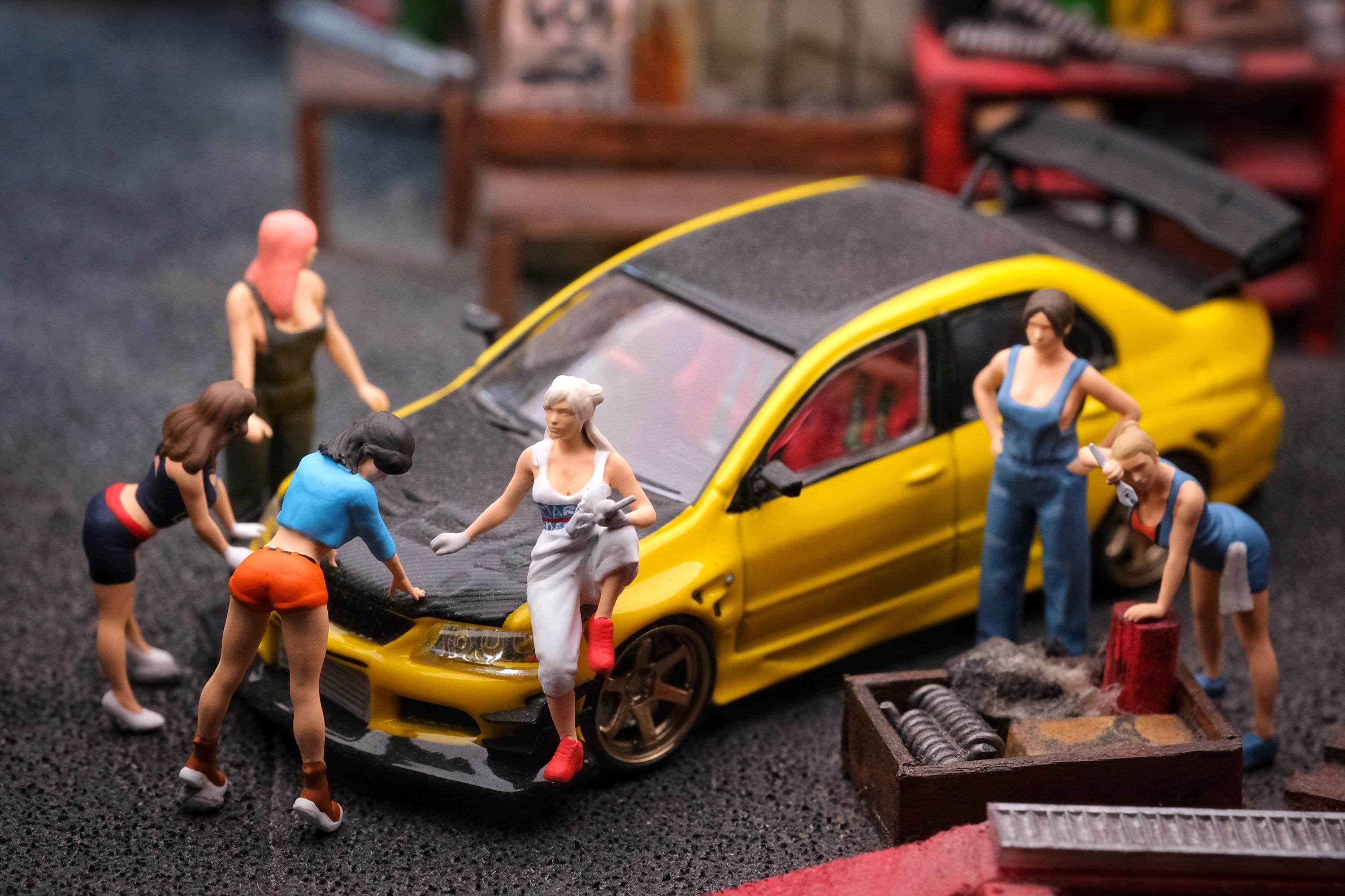 Miniature Figure Mechanic Girl Scale 1/64 or 1/87 for Diecast and