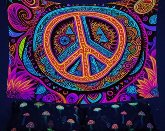 Puede incluir: Un tapiz negro con un gran símbolo de paz colorido en el centro. El símbolo de la paz está rodeado de un patrón psicodélico de espirales, flores y formas geométricas. El tapiz brilla en la oscuridad.