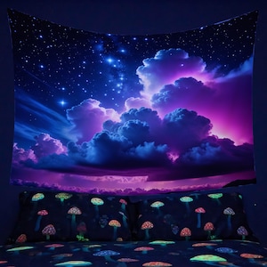 Op de afbeelding: Een wandtapijt en beddengoedset met een ontwerp van nachthemel en wolken. Het wandtapijt toont een sterrenhemel met paarse en blauwe wolken. De beddengoedset heeft een donkere achtergrond met kleurrijke paddenstoelillustraties.