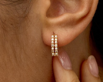 Gouden pareloorbellen, diamanten pareloorbellen, minimalistische Huggie-pareloorbellen, sierlijke hoepeloorbellen, cadeaus bruidsmeisje, dagelijkse sieraden