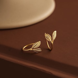 Delikatne złote kolczyki z listkami, otwarte kolczyki koła, delikatne kolczyki z listkami, złote kolczyki koła, mini kolczyki koła, kolczyki na co dzień, minimalistyczne kolczyki