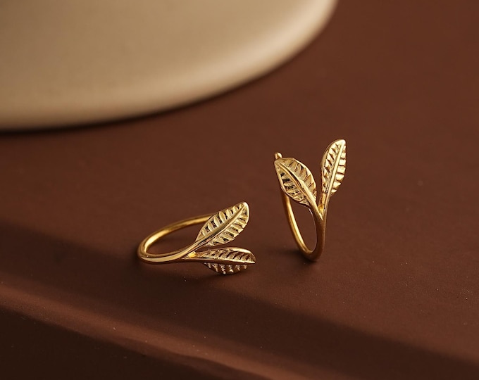 Dainty Gold Leaf Earrings,Open Hoop Earrings,Dainty Leave Earrings,Gold Huggie Hoops,Mini Hoops,Everyday Earrings,Minimalist Earrings
