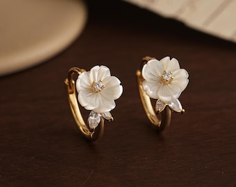 Parelmoer bloem hoepeloorbellen, sierlijke bloemen pareloorbellen, gouden knuffeloorbellen, bruidsoorbellen, verlovingscadeaus, cadeau bruidsmeisje