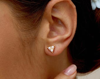 Pendientes de tres perlas, pequeños pendientes de perlas doradas, pendientes de perlas para novia, pendientes de boda, delicados pendientes de perlas, regalo para el Día de la Madre.
