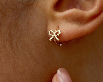 Gouden strik hoepel oorbellen, sierlijke strik oorbellen, gouden lint oorbellen, Valentijnsdag oorbellen, minimalistische strik oorbellen, sieraden cadeau