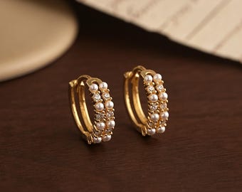 Gouden pareloorbellen, diamanten pareloorbellen, minimalistische Huggie-pareloorbellen, sierlijke hoepeloorbellen, cadeaus bruidsmeisje, dagelijkse sieraden