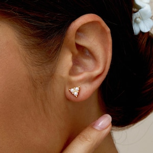Pendientes de perlas naturales de agua dulce, pequeños pendientes de perlas doradas, pendientes de perlas para novia, pendientes de boda, regalo para ella, regalo para el Día de la Madre.