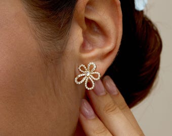 Pendientes de perlas y diamantes delicados, pendientes de perlas y flores doradas, pendientes de diamantes, pendientes de boda, regalo para damas de honor, regalo para el Día de la Madre