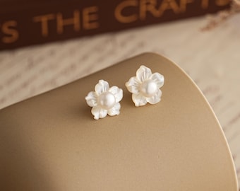 Bloem en pareloorbellen, natuurlijke zoetwaterpareloorbellen, bloem oorbellen bruidsmeisje, cadeau bruidsmeisje, trouwoorbellen, Moederdagcadeau