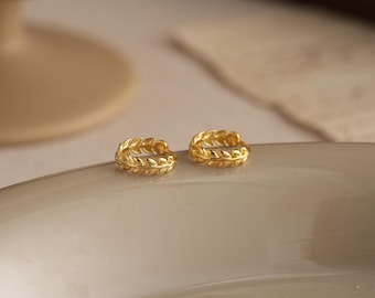 Pendientes de aro con hojas doradas, delicados pendientes de aro con hojas doradas, pendientes de boda con hojas doradas, regalo para dama de honor, regalo para el Día de la Madre, pendientes de compromiso.