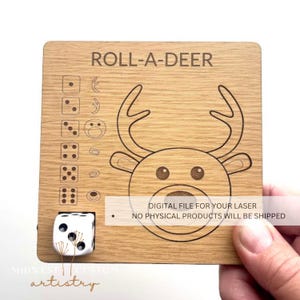 Op de afbeelding: Een houten spelbord met de tekst "ROLL-A-DEER" en een rendierillustratie. Het bord heeft een reeks dobbelstenen met verschillende aantallen stippen en een witte dobbelsteen met zwarte stippen.
