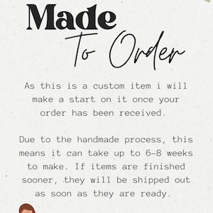 Może przedstawiać: Kremowe tło z napisem "Made To Order" pogrubioną, czarną czcionką. Poniższy tekst wyjaśnia proces zamawiania niestandardowych przedmiot&oacute;w, w tym czas produkcji 6-8 tygodni. Kwiatowy wz&oacute;r znajduje się w prawym g&oacute;rnym rogu.