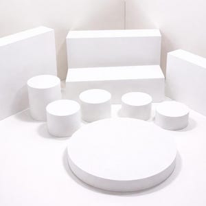 Pode incluir: Uma placa de madeira rústica com o texto "Welcome to our home" em letras brancas. A placa apresenta um acabamento desgastado, ideal para a decoração da entrada.