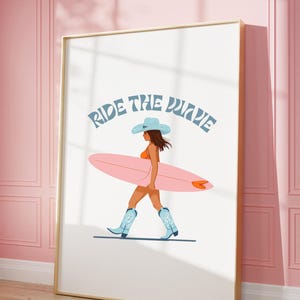 Surfplankkunst aan de muur | Coastal cowgirl-print | Strandkunst aan de muur | Surfplank cowgirl muurkunst | Surfposter | Kuststrandprint | Trendy kunst