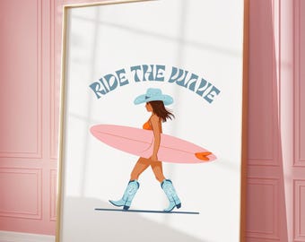Stampa artistica con tavola da surf e cowgirl costiera: decorazione murale alla moda in stile spiaggia