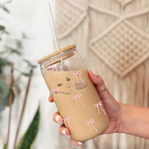 Vaso de vidrio con lazo rosa Coquette / Taza con sorbete de 16 oz con tapa de bambú y pajita / Taza para café, té, jugo, batido, agua / Regalos femeninos para ella