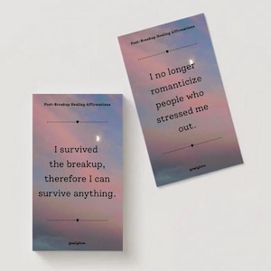 Puede incluir: Dos tarjetas rectangulares con un fondo degradado pastel. Las tarjetas presentan texto de la colección "Afirmaciones de curación posterior a la ruptura". Una tarjeta dice "Sobreviví a la ruptura, por lo tanto puedo sobrevivir a cualquier cosa". La otra tarjeta dice "Ya no romantizo a las personas que me estresaron".