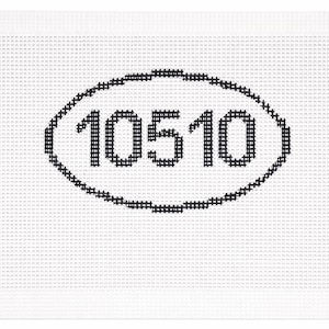 Op de afbeelding: Een wit borduurcanvas met het nummer "10510" in zwart gestikt binnen een ovale rand. Het canvas heeft een rasterachtige textuur.
