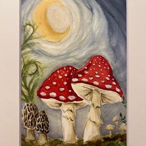 Puede incluir: Pintura a la acuarela de una escena forestal caprichosa. Dos grandes setas rojas con puntos blancos dominan el primer plano, con una luna creciente en el cielo. También hay otras setas y follaje.