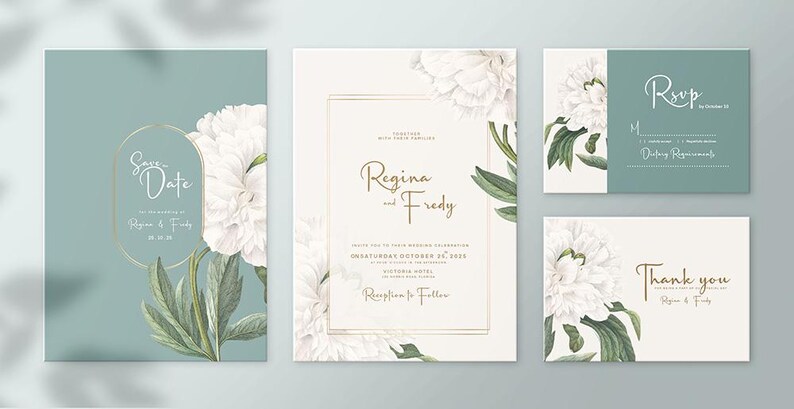 Pu&ograve; includere: Un set di biglietti di invito di nozze con un design floreale con peonie bianche e foglie verdi. I biglietti includono un biglietto di salvataggio della data, un invito, un RSVP e un biglietto di ringraziamento. Il testo sui biglietti recita "Regina e Freddy" e "Save the Date".