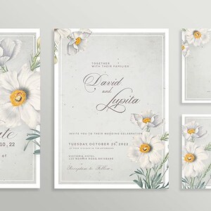 Pu&ograve; includere: Un set di quattro biglietti di invito di nozze con un design floreale ad acquerello. I biglietti presentano fiori bianchi con centri gialli e foglie verdi su uno sfondo grigio. Il testo sui biglietti include "Save the Date", "David & Lupita", "RSVP" e "Grazie".