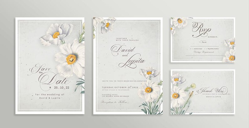 Pu&ograve; includere: Un set di quattro biglietti di invito di nozze con un design floreale ad acquerello. I biglietti presentano fiori bianchi con centri gialli e foglie verdi su uno sfondo grigio. Il testo sui biglietti include "Save the Date", "David & Lupita", "RSVP" e "Grazie".