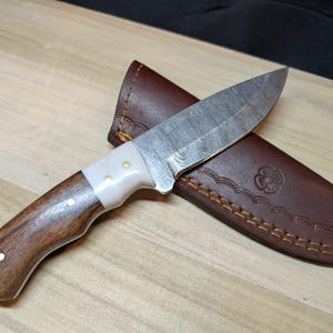 Personalisiertes Damast-Hautmesser | Individuell graviertes Full Tang Jagdmesser | Walnussholzgriff mit Lederscheide