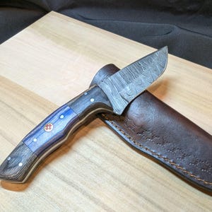 Couteau à dépecer Damas fait main personnalisé | Couteau de camping d&#39;extérieur gravé personnalisé | Couteau de chasse pleine soie avec étui en cuir