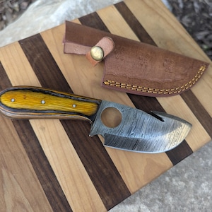 Personalized Damascus Gut Hook Skinning Knife Custom Engraved Outdoor Camping Full Tang Hunting Knife with Leather Sheath