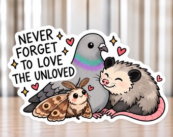 Puede incluir: Una pegatina troquelada con una paloma gris, una polilla marrón esponjosa y una zarigüeya gris sonriente. El texto dice NEVER FORGET TO LOVE THE UNLOVED. El diseño incluye pequeños corazones rosas y estrellas amarillas de cuatro puntas.